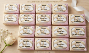 Jabones artesanales para bodas personalizados con etiquetas de nombres y fechas.